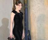 Carla Bruni superbe Première dame dans une longue robe fourreau noire sur le perron de l'Elysée  