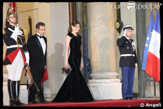 Carla Bruni superbe Première dame dans une longue robe fourreau noire sur le perron de l'Elysée  