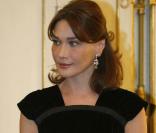 Carla Bruni, simple et élégante avec des boucles dicrètes assorties à un joli bracelet, pour ne pas trop voler la vedette à sa robe noire 