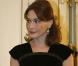 Carla Bruni, simple et élégante avec des boucles dicrètes assorties à un joli bracelet, pour ne pas trop voler la vedette à sa robe noire 