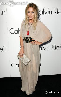Mary-Kate Olsen, robe longue, bijoux ethniques et une coiffure subtilement décoiffée