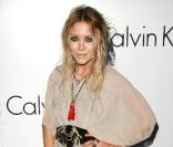 Mary-Kate Olsen, robe longue, bijoux ethniques et une coiffure subtilement décoiffée