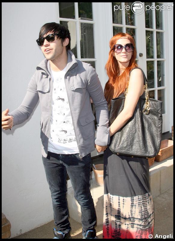 Ashlee Simpson et son mari Pete Wentz... La belle a adopté le look hippie chic à merveille !