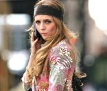 En mode seventies, Mischa Barton impressionne par son chic dans Beverly Hills