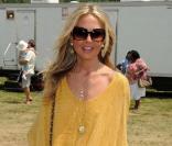 La styliste Rachel Zoé en robe longue accessoirisée de bijoux et lunettes mouche à New York