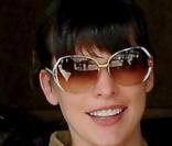 Milla Jovovich opte elle aussi pour le pattes d'èph' qu'elle porte avec une petite veste, grosses lunettes et chaussures compensées !  