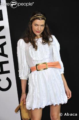 Total look Hippie Chic pour Milla lors du défilé Chanel de la Fashion Week parisienne, avec sa jolie robe ample qu'elle cintrée à l'aide d'une ceinture et son serre-tête bijou doré !