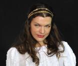 Total look Hippie Chic pour Milla lors du défilé Chanel de la Fashion Week parisienne, avec sa jolie robe ample qu'elle cintrée à l'aide d'une ceinture et son serre-tête bijou doré !