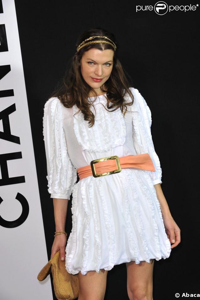 Total look Hippie Chic pour Milla lors du défilé Chanel de la Fashion Week parisienne, avec sa jolie robe ample qu'elle cintrée à l'aide d'une ceinture et son serre-tête bijou doré !