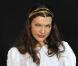Total look Hippie Chic pour Milla lors du défilé Chanel de la Fashion Week parisienne, avec sa jolie robe ample qu'elle cintrée à l'aide d'une ceinture et son serre-tête bijou doré !