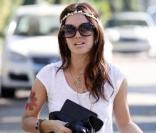 Dans les rues de Beverly Hills, Rachel Bilson se la joue Hippie Chic en jean / t-shirt, bandeau bijou pour cheveux, grosses lunettes et sutrout grosse fleur dessinée sur le bras pour un effet seventies assuré !