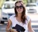 Dans les rues de Beverly Hills, Rachel Bilson se la joue Hippie Chic en jean / t-shirt, bandeau bijou pour cheveux, grosses lunettes et sutrout grosse fleur dessinée sur le bras pour un effet seventies assuré !