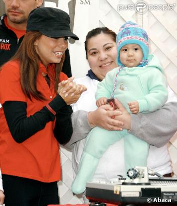 Eva Longoria, ambassadrice de l'association PADRES contra el cancer, participe à l'amélioration des conditions de vie des enfants malades.