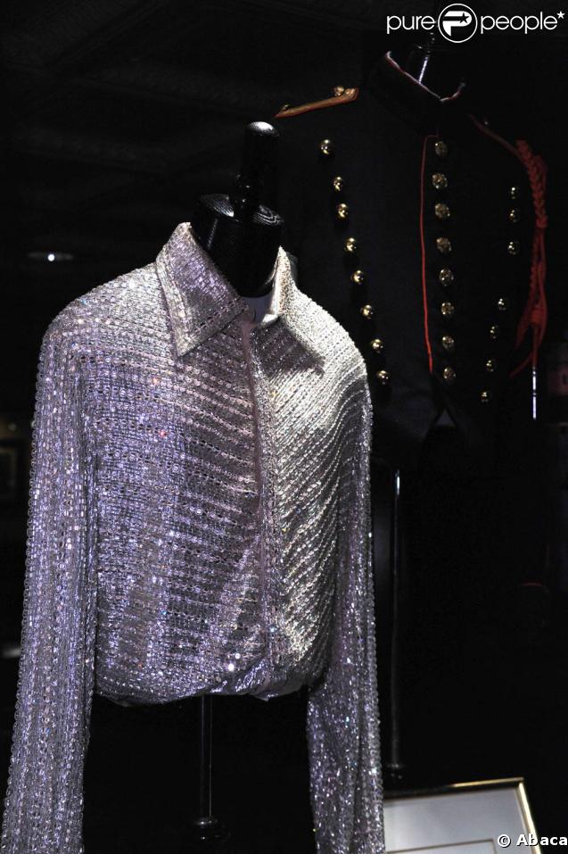 Michael Jackson expose le objets cultes qui lui sont associés au Hard Rock Café de NYC  avant leur mise aux enchères !