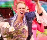 Jason Donovan est sur scène pour le show Priscilla, folle du désert !