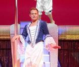 Jason Donovan est sur scène pour le show Priscilla, folle du désert !