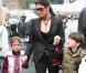 La splendide Catherine Zeta-Jones... shopping élégant avec ses adorables enfants !