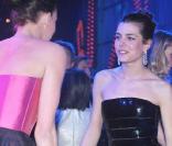 Charlotte Casiraghi, magnifique, danse avec son amie Juliette Maillot, lors du 55e Bal de la Rose, qui s'est tenu le 28 mars 2009, dans la principauté de Monaco !