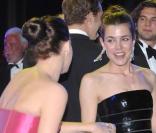 Juliette Maillot et Charlotte Casiraghi s'éclatent sur la piste, lors du 55e Bal de la Rose, qui s'est tenu le 28 mars 2009, dans la principauté de Monaco !