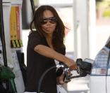 Halle Berry met de l'essence dans sa voiture le 28 mars 2009 à Beverly Hills... ouf, c'est le bon cette fois ! 