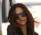 Halle Berry met de l'essence dans sa voiture le 28 mars 2009 à Beverly Hills... opération réussie !  