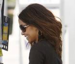 Halle Berry met de l'essence dans sa voiture le 28 mars 2009 à Beverly Hills, elle rigole en raccrochant le mauvais mélange choisi par erreur... 