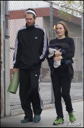 Alicia Silverstone et son mari Christopher Jarecki dans les rues de Los Angeles   se sont rendus à leur cours de Yoga.   