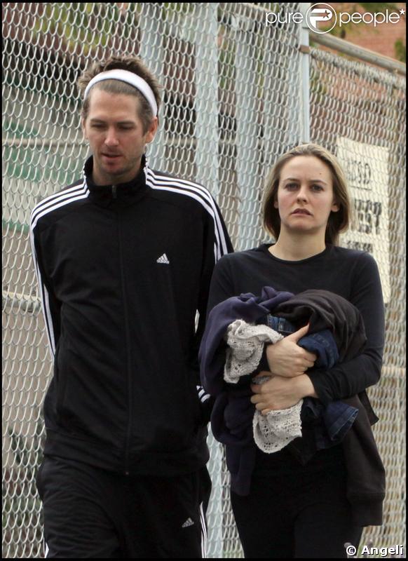 Alicia Silverstone et son mari Christopher Jarecki dans les rues de Los Angeles   se sont rendus à leur cours de Yoga.   