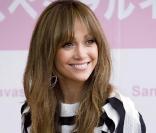 Jennifer Lopez au Japon en plein travail, elle fait la promotion de la boutique Samantha Thavasa