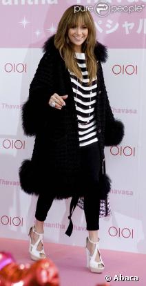 Jennifer Lopez au Japon en plein travail, elle fait la promotion de la boutique Samantha Thavasa