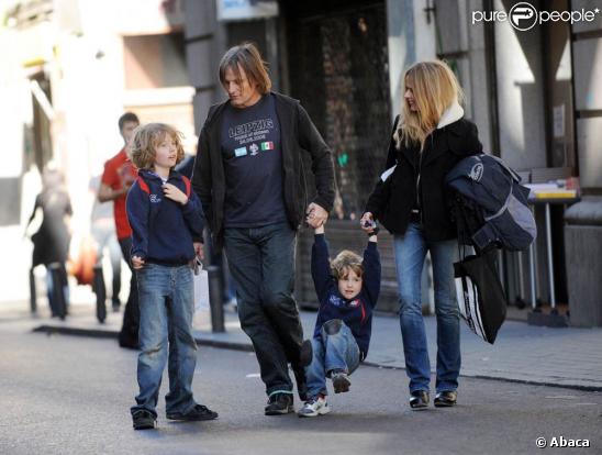 Viggo Mortensen, avec sa compagne Christina Rosenvinge, et les deux fils de cette dernière, en promenade à Madrid, le 7 mars 2009 !