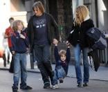 Viggo Mortensen, avec sa compagne Christina Rosenvinge, et les deux fils de cette dernière, en promenade à Madrid, le 7 mars 2009 !
