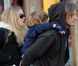 Viggo Mortensen, avec sa compagne Christina Rosenvinge, et les deux fils de cette dernière, en promenade à Madrid, le 7 mars 2009 !