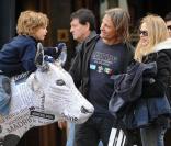 Viggo Mortensen, avec sa compagne Christina Rosenvinge, et les deux fils de cette dernière, en promenade à Madrid, le 7 mars 2009 !