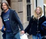 Viggo Mortensen, avec sa compagne Christina Rosenvinge, et les deux fils de cette dernière, en promenade à Madrid, le 7 mars 2009 !