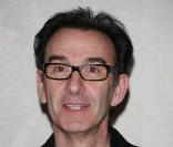 Robin Renucci incarne le Docteur Daniel Larcher, un médecin humaniste.  