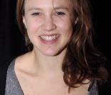Marie Kremer incarne Lucienne, une jeune institutrice fragile et enfantine.  