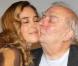 Claude Chabrol en profite et il a bien raison... avec la jolie Vahina Giocante, le 2 avril 2009, lors de la première édition du Festival du Film Policier de Beaune.