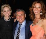 Sharon Stone en compagnie de Sol Kerzner et sa femme Heather lors de l'inauguration du One & Only Hotel de Cape Town en Afrique du Sud, le 2 avril 2009