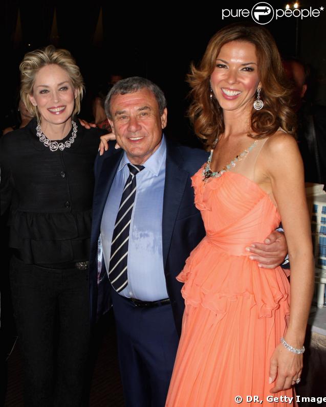 Sharon Stone en compagnie de Sol Kerzner et sa femme Heather lors de l'inauguration du One & Only Hotel de Cape Town en Afrique du Sud, le 2 avril 2009