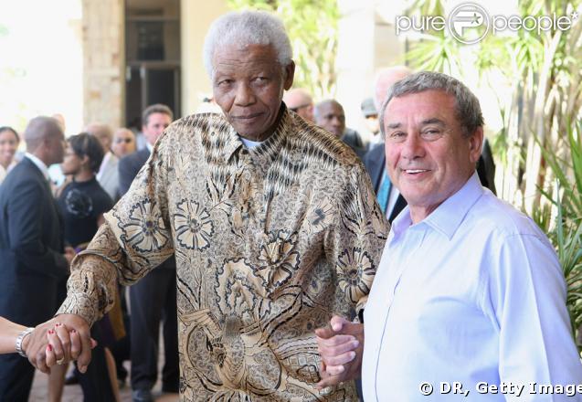 Nelson Mandela et Sol Kerzner lors de l'inauguration du One & Only Hotel de Cape Town en Afrique du Sud, le 2 avril 2009