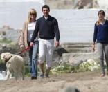Melanie Griffith, Antonio Banderas, leur fille Stella, et leur chienne Woofa, en promenade sur une plage de Marbella, le 4 avril 2009 !
