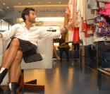 Marc Jacobs en toute décontraction dans sa boutique à Sao Paulo