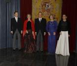 Les statues de cire du couple princier Felipe et Letizia d'Espagne et la famille royale présentées au musée de cire de Madrid le 6 avril 2009