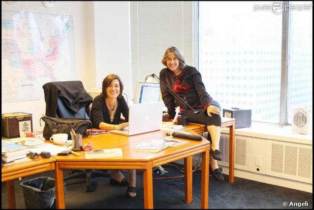 Alexia Laroche-Joubert pose avec mère, Martine Larohe-Joubert, grand reporter