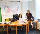 Alexia Laroche-Joubert pose avec mère, Martine Larohe-Joubert, grand reporter