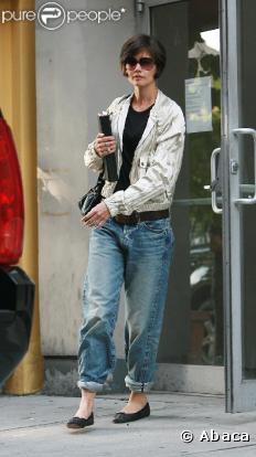 Petite veste crème, ballerines noires et lunettes de stars pour Katie Holmes, ici à New York !