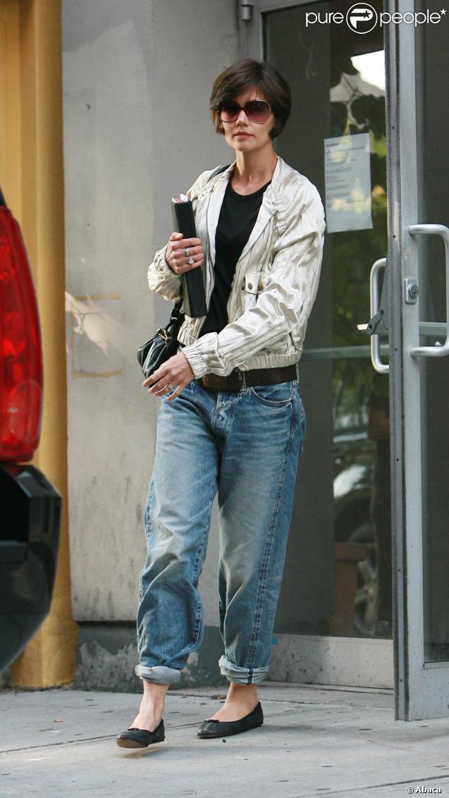 Petite veste crème, ballerines noires et lunettes de stars pour Katie Holmes, ici à New York ! 
