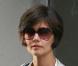 Petite veste crème, ballerines noires et lunettes de stars pour Katie Holmes, ici à New York ! 