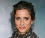 Amanda Peet, radieuse, mise sur les accessoires et c'est réussi ! 